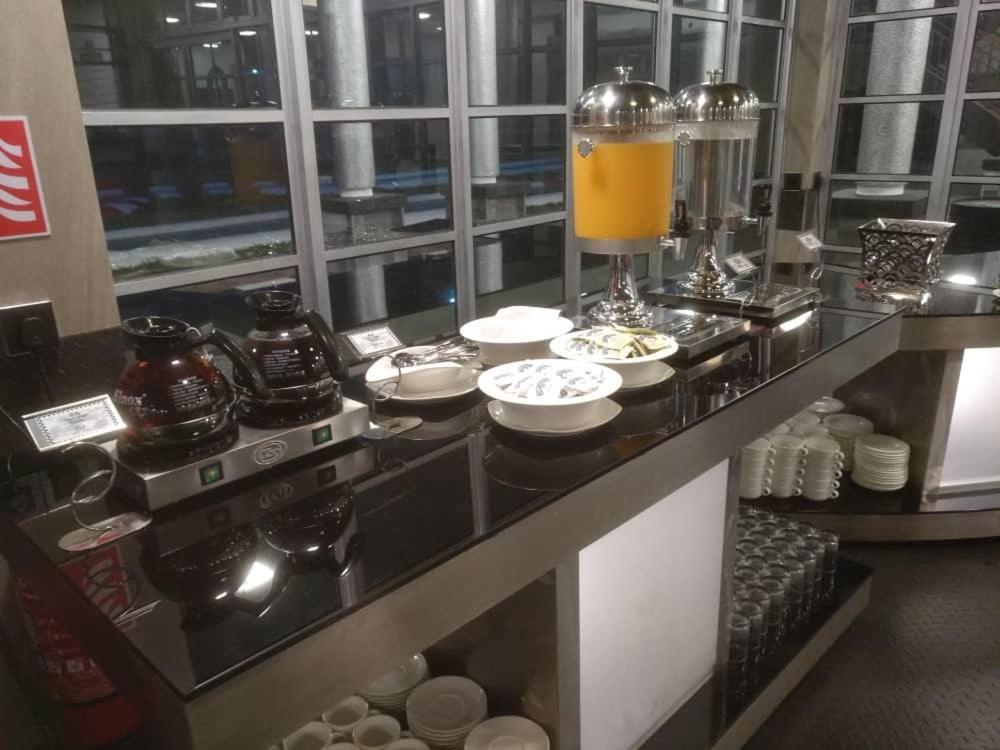 Hype Motorsports Hotel Порт-Диксон Экстерьер фото