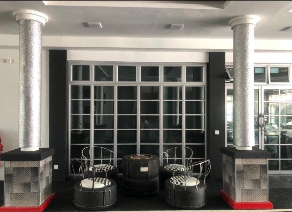 Hype Motorsports Hotel Порт-Диксон Экстерьер фото